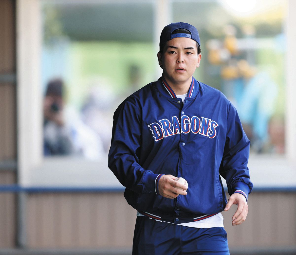 ブルペンでトレーニングする中西