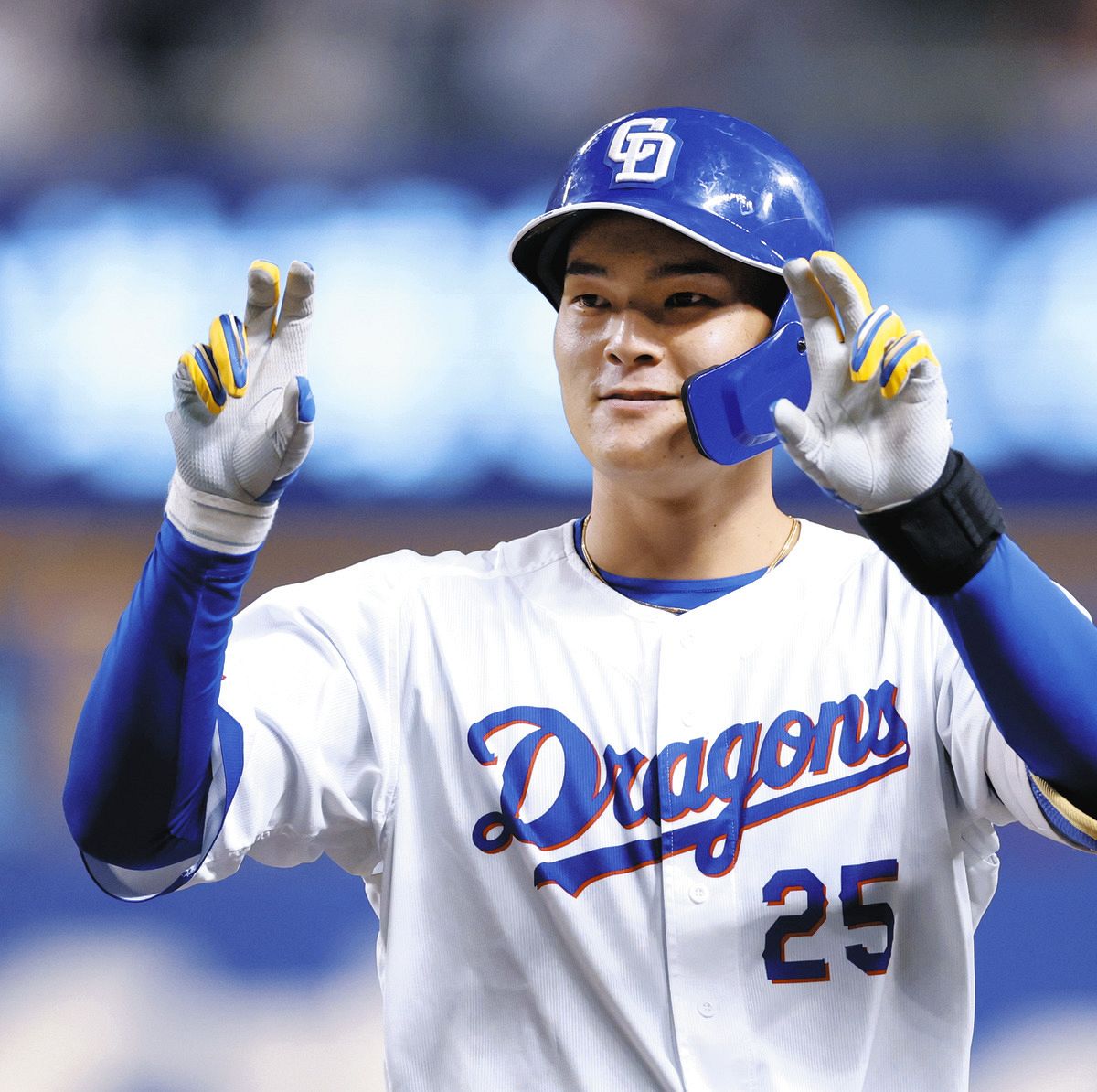 ７回裏、２点適時打を放ちポーズをとる石川昂