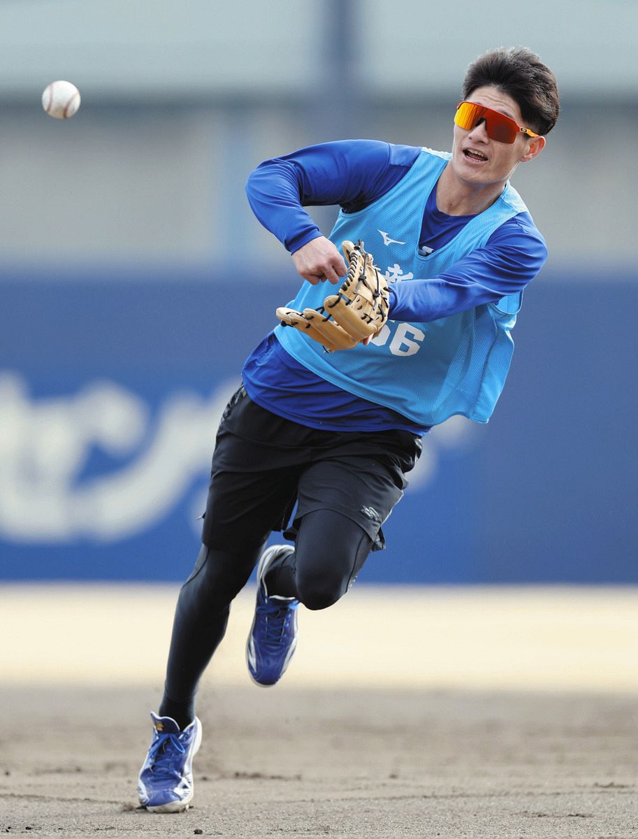 ノックでグラブトスをする新保