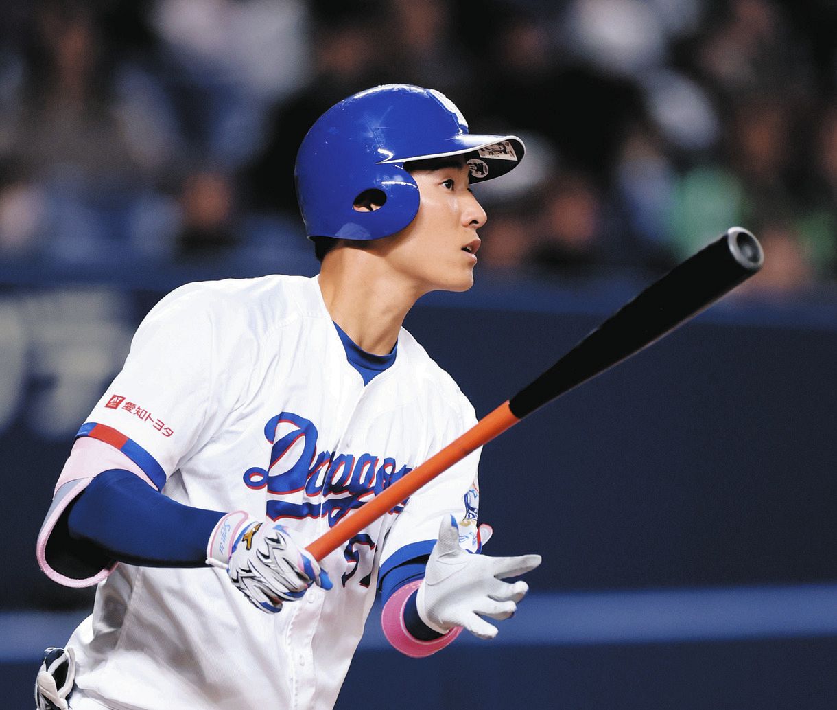 ５回裏無死一、二塁、上林が右翼線に２点三塁打を放つ