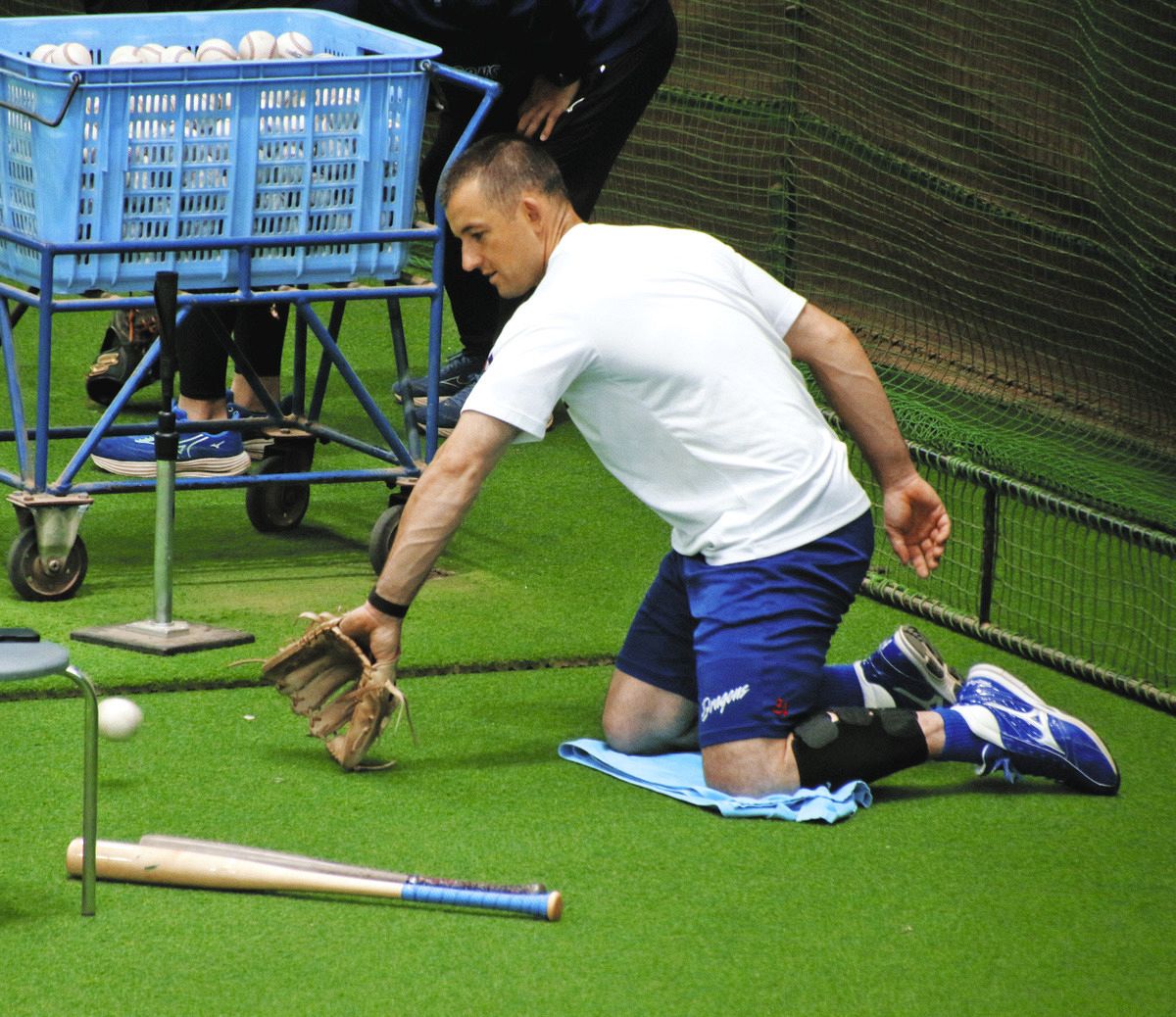 立て膝状態でハンドリングの練習を行うボスラー