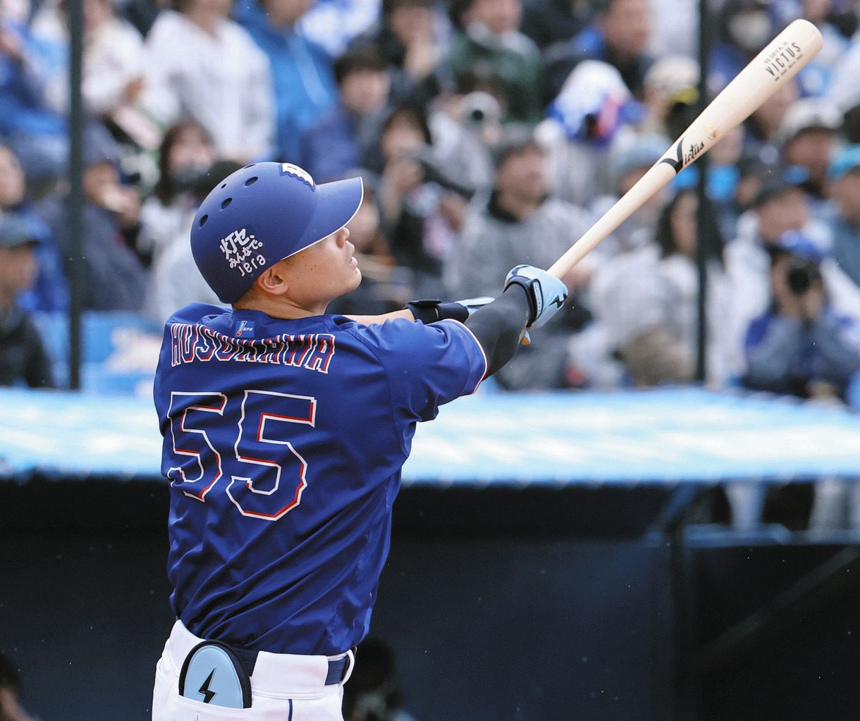 １回表１死一、三塁、細川が先制の右犠飛を放つ