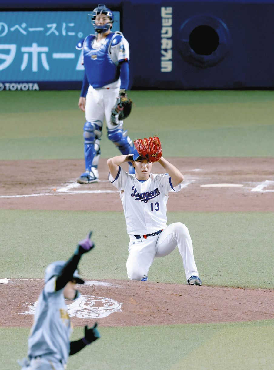 中日―阪神　8回表、坂本（手前）に逆転2ランを浴びた橋本。捕手石伊＝バンテリンドームナゴヤで（今川香穂撮影）