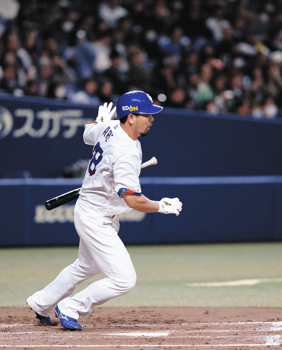 ２回、右前打を放つ中日・阿部