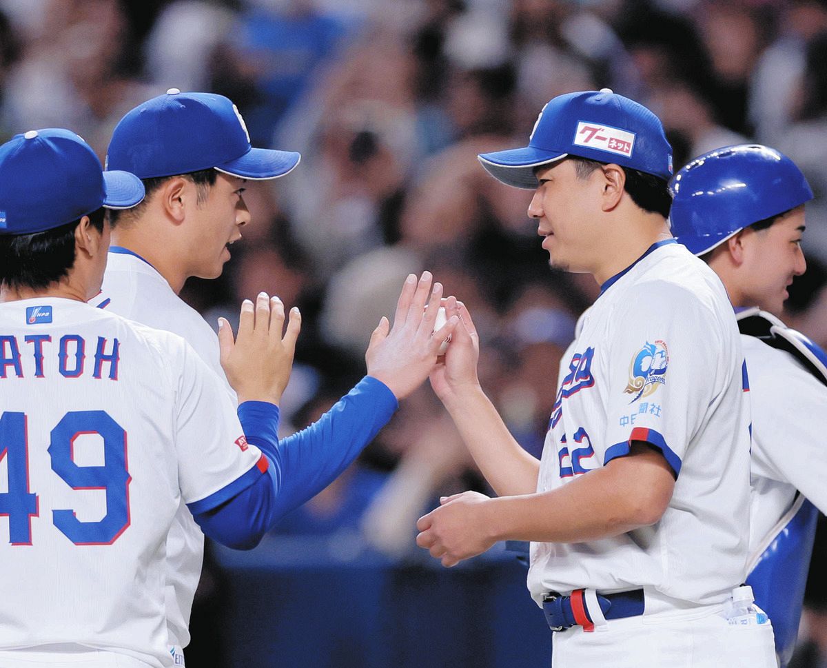 2勝目を挙げ、松山（左）からウイニングボールを受け取る大野
