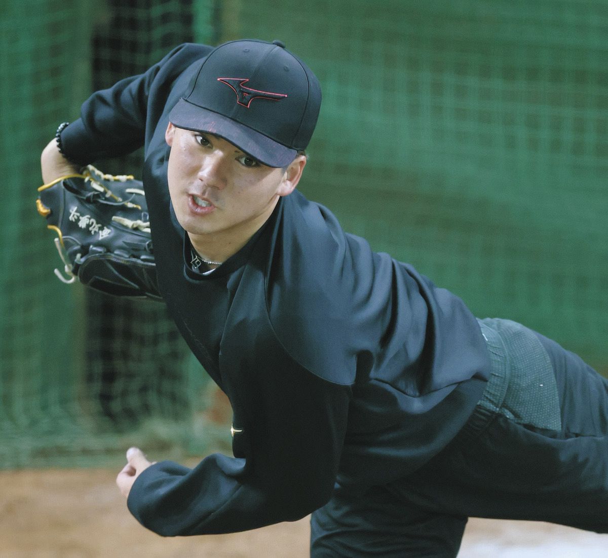 ブルペンで投げ込む金丸