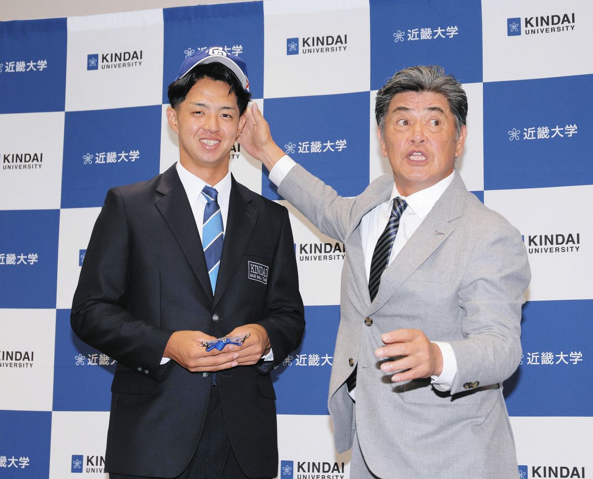 中日・工藤新監督（右）からドラフト指名のあいさつを受けた近大・宮原廉