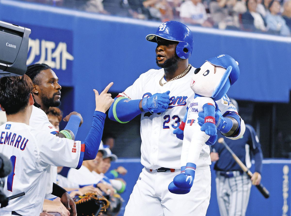 ２回裏１死、先制ソロを放ち、「ゴリラパフォーマンス」を披露するサノー