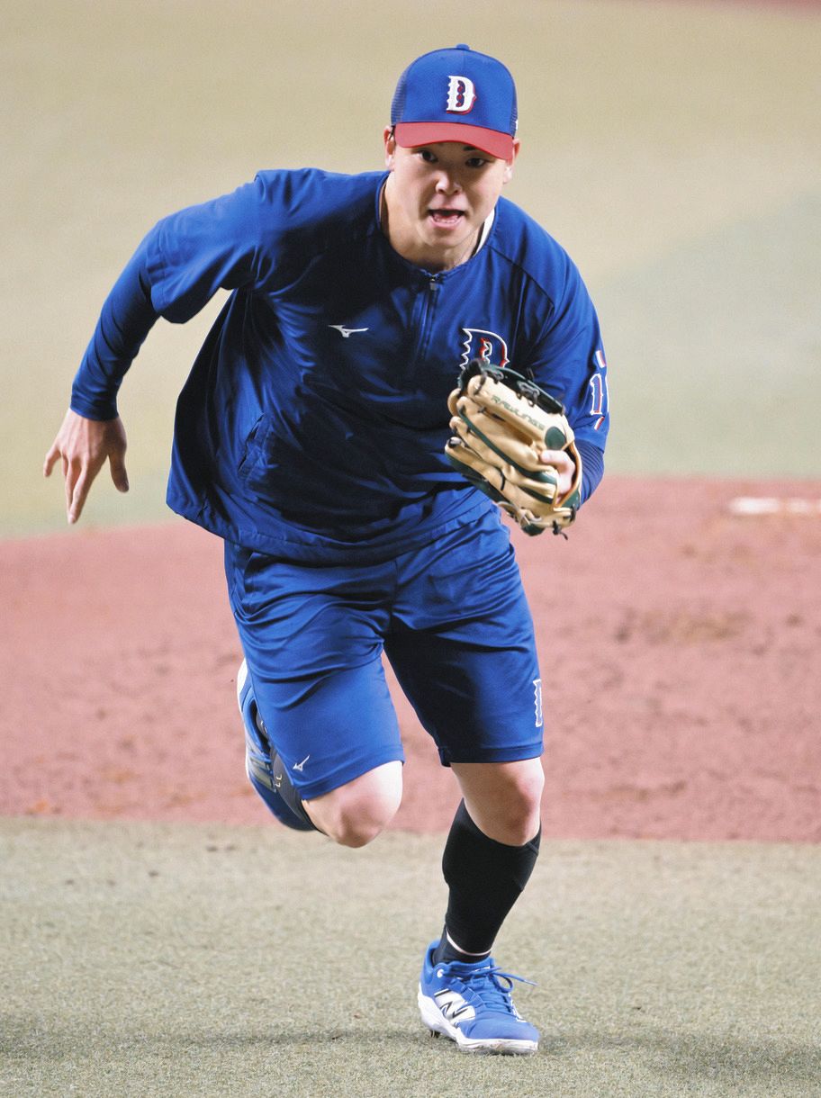 守備練習をする中日・中西聖輝