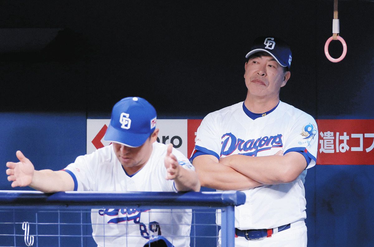 ７回裏、厳しい表情で試合を見つめる井上監督