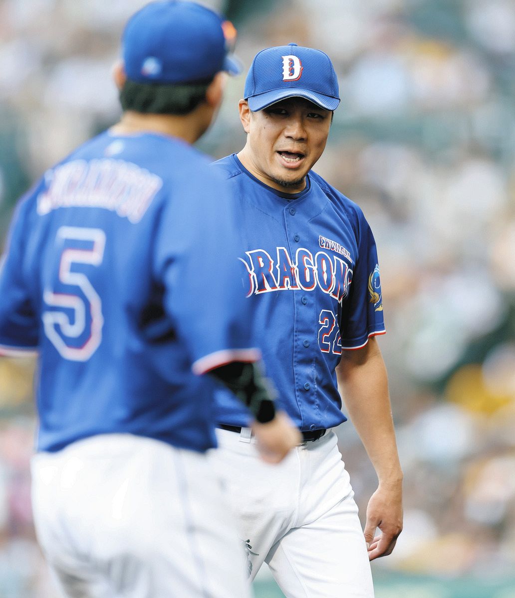 6回裏を終え、村松（手前）と言葉を交わす大野