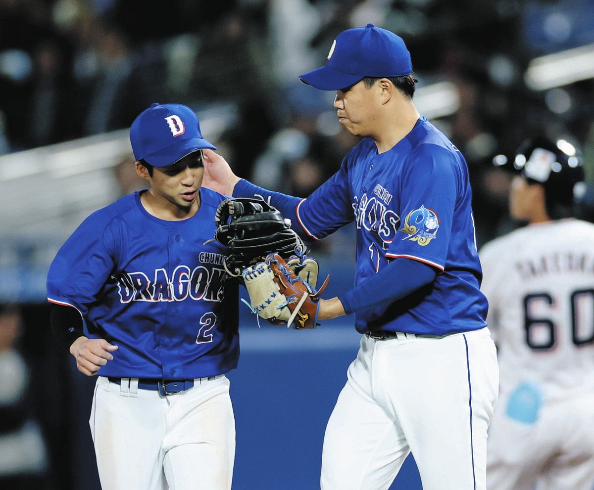 ８回裏を終え、田中（左）とタッチを交わす柳