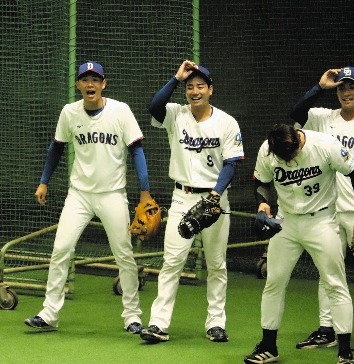 中日屋内練習場で守備練習をする石伊（中央）