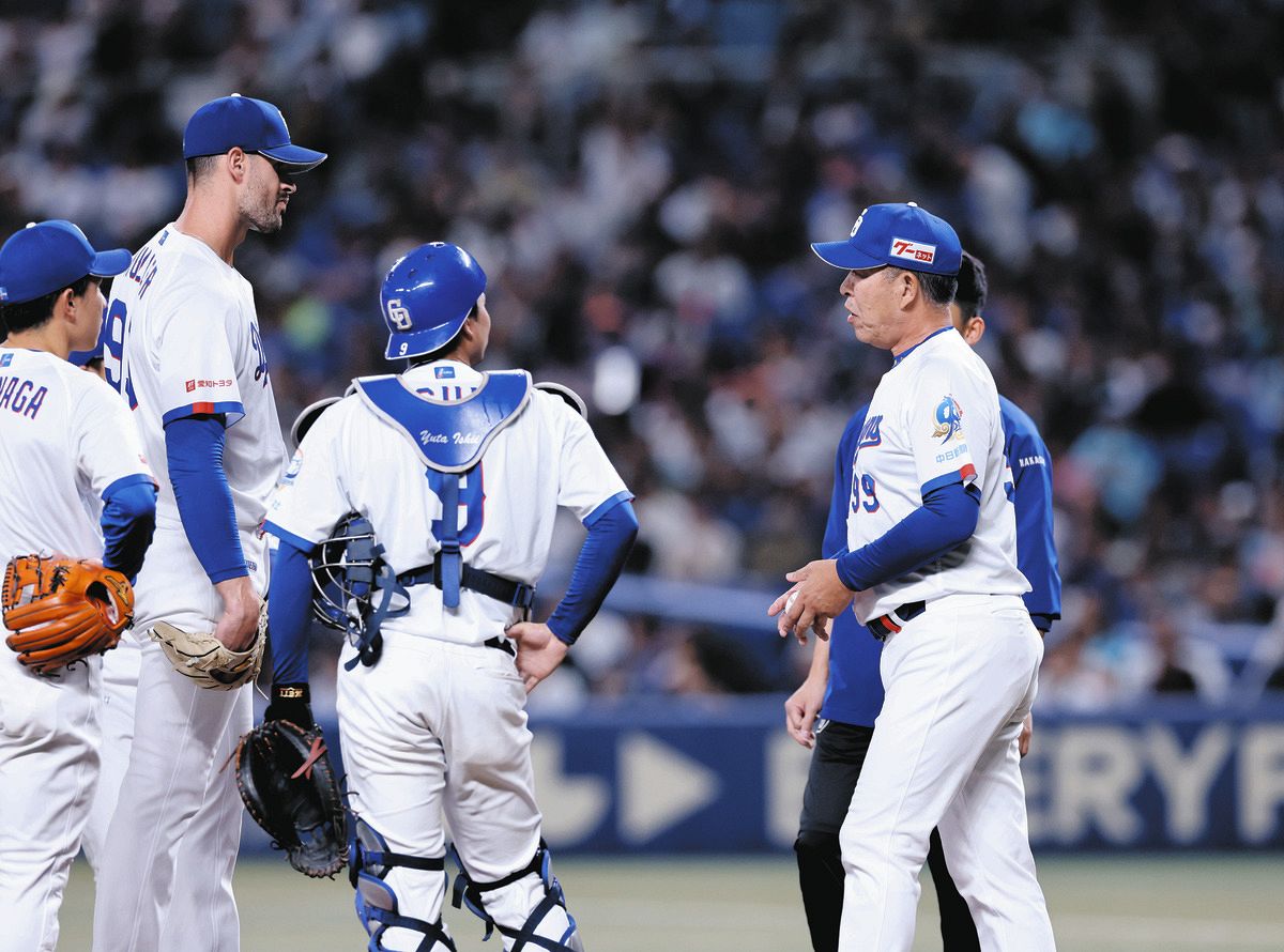 ６回表、マラー（左から２人目）に交代を告げる井上監督
