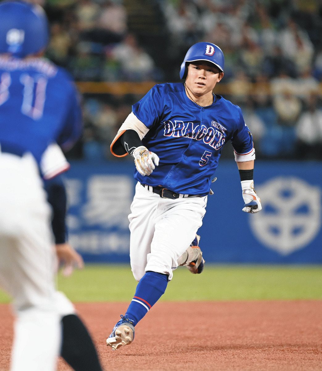 3回表1死一塁、村松が適時三塁打を放つ