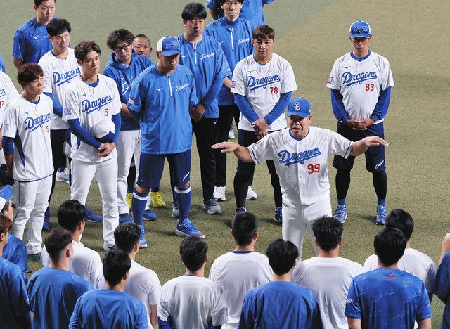 秋季練習前、円陣を組んでナインらに話す井上監督（99）