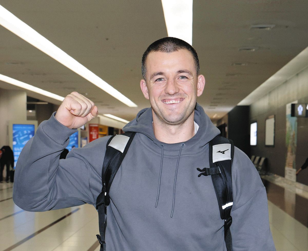 中部国際空港に到着し、ガッツポーズするボスラー