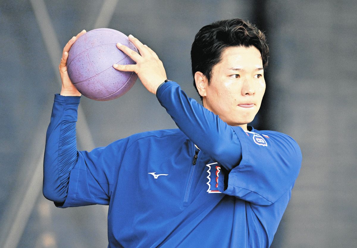 メディシンボールを使いトレーニングする清水