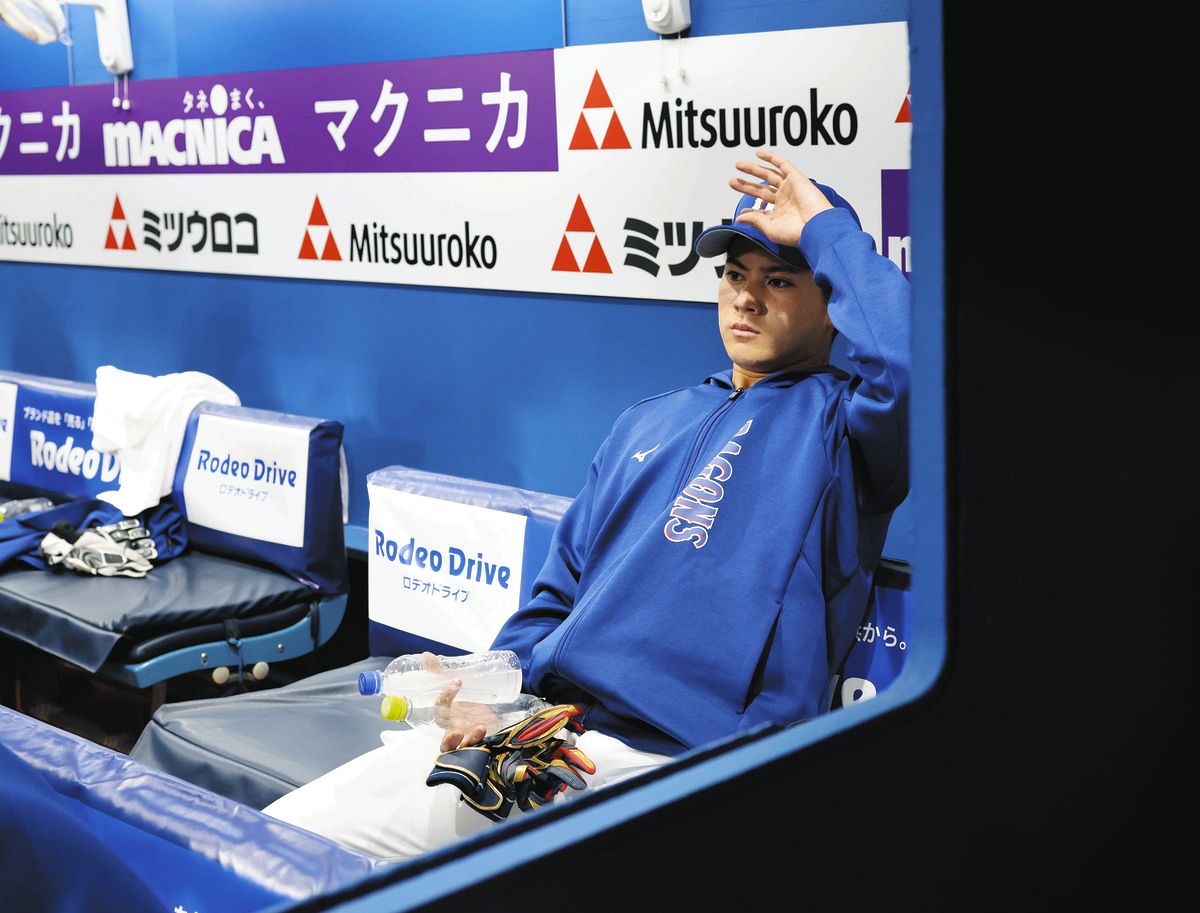 ＤｅＮＡ―中日　６回表終了後、ベンチで厳しい表情を見せる金丸