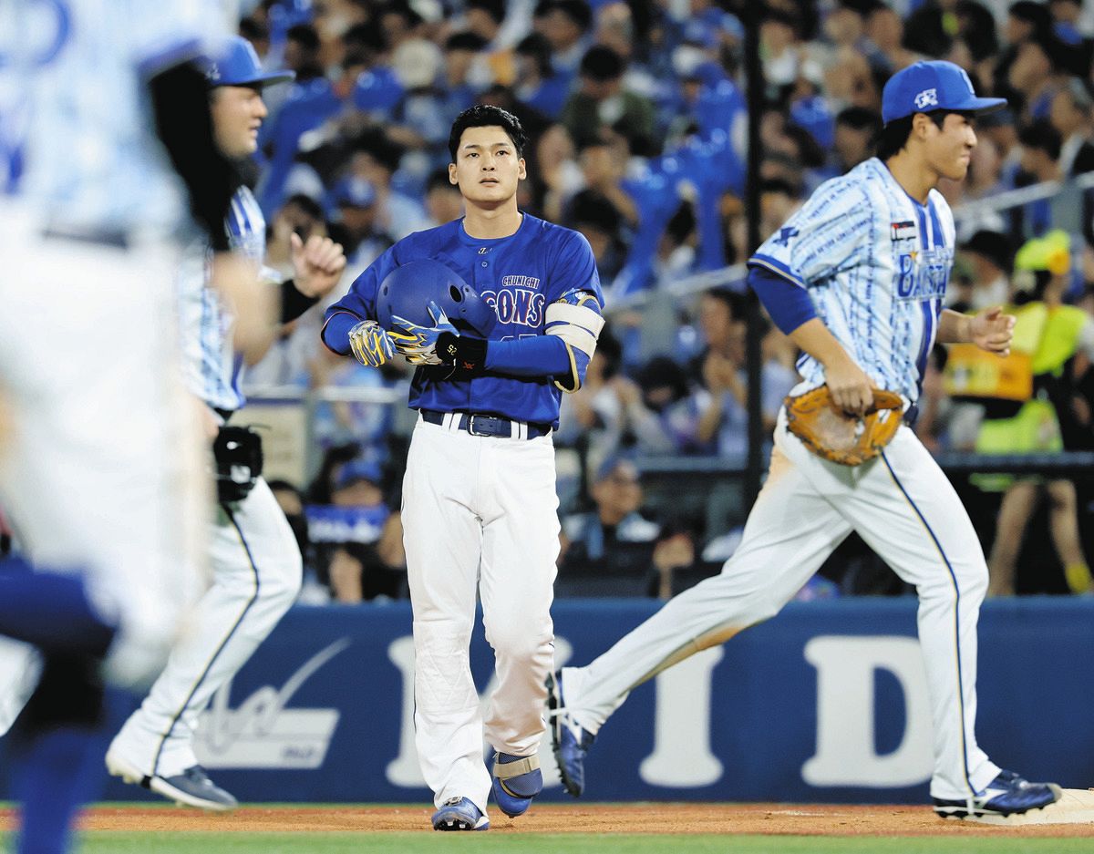 ７回表２死一、二塁、投ゴロに倒れた石川昂（中央）