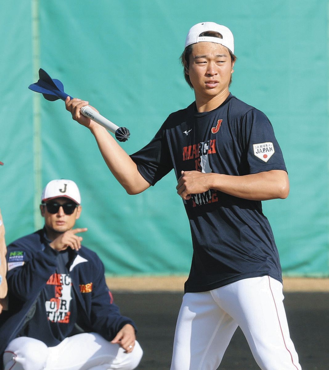 アドバイザーのダルビッシュ（左）が見守る中、練習する中日・高橋宏