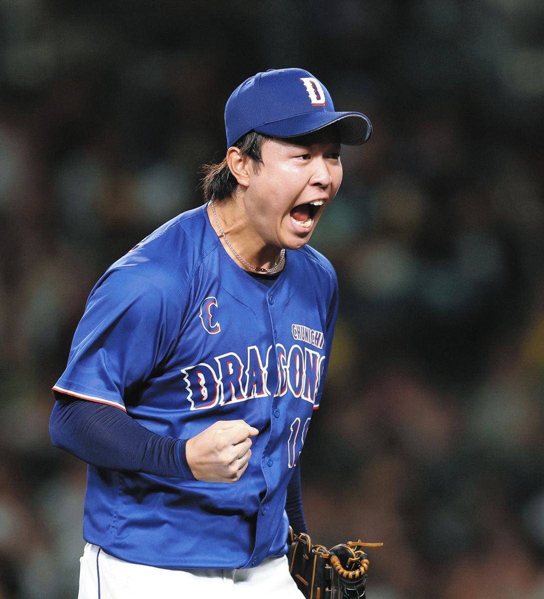 ９回裏２死満塁、坂本を右飛に打ち取り、雄たけびをあげる高橋宏