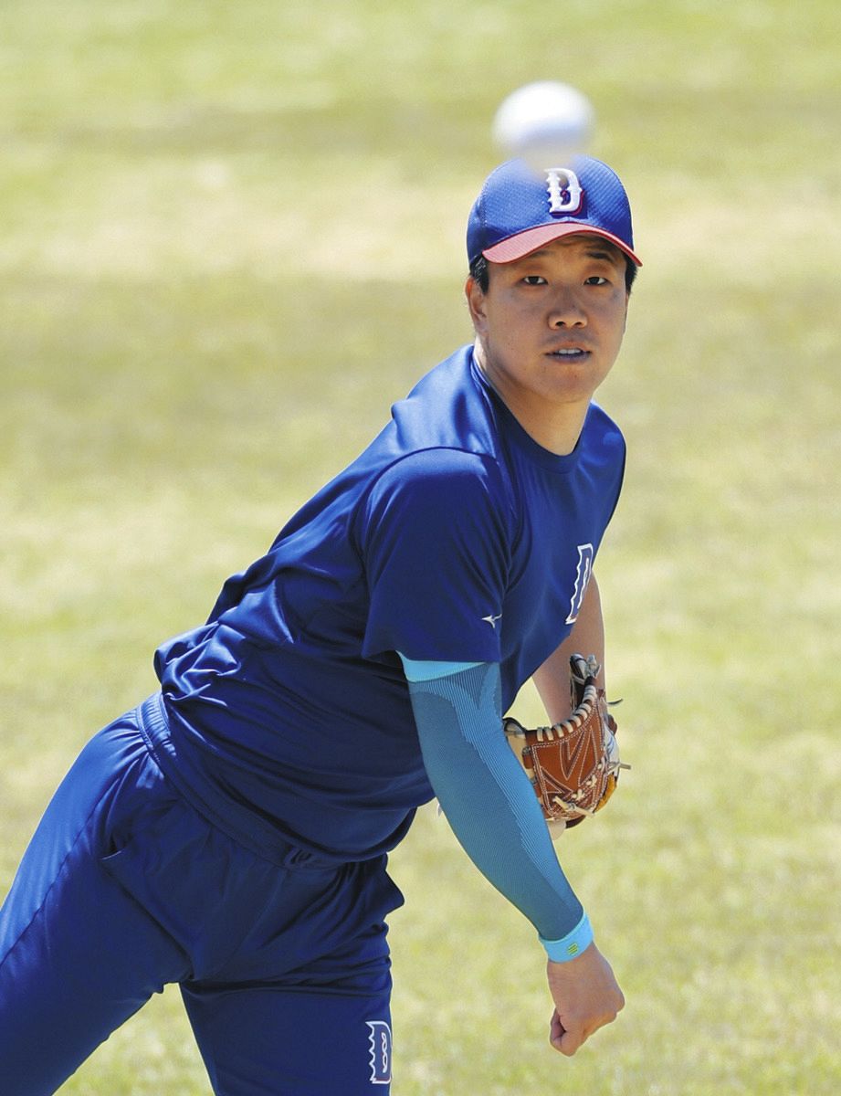 キャッチボールする柳