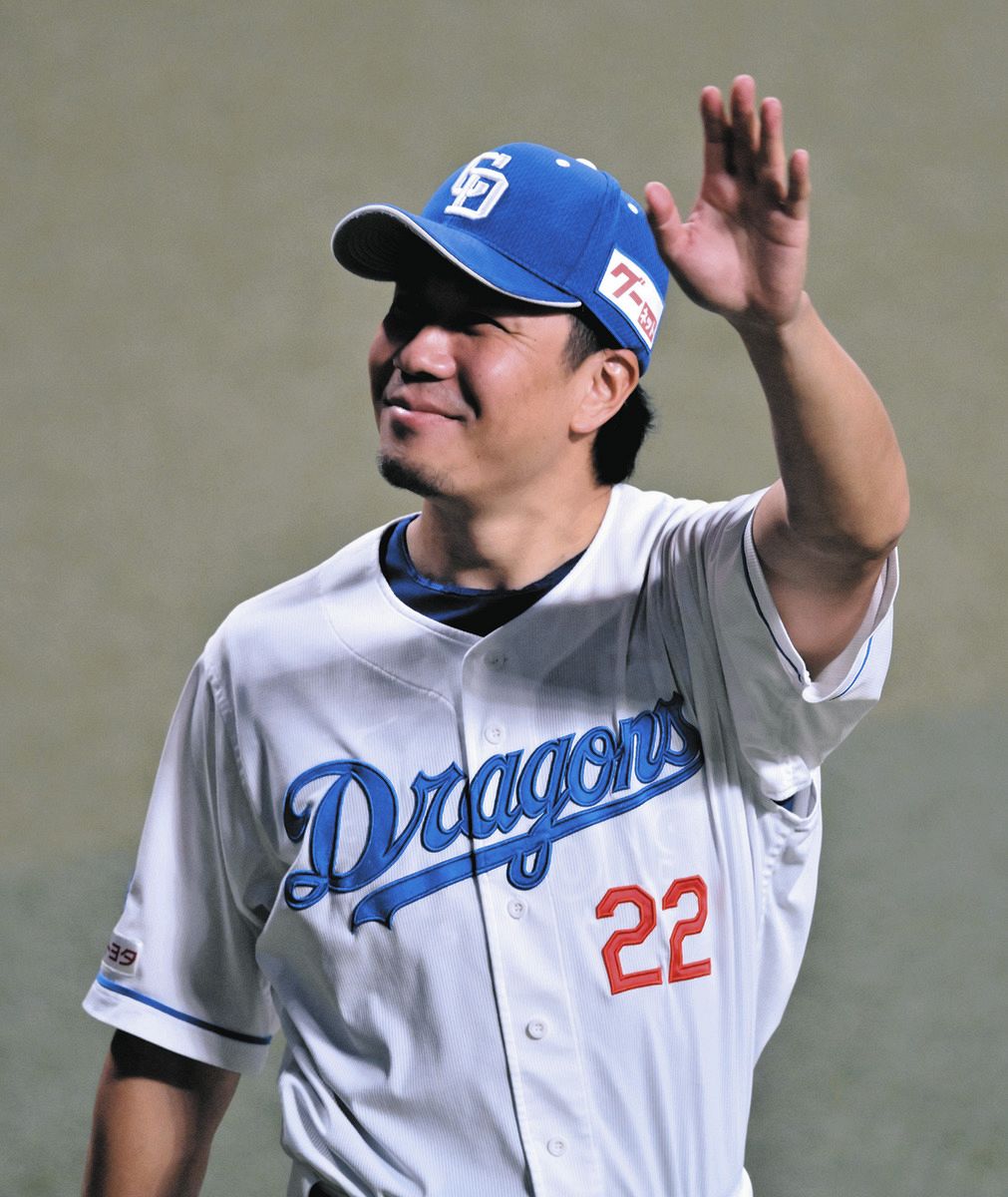 試合後ファンの声援に応える大野
