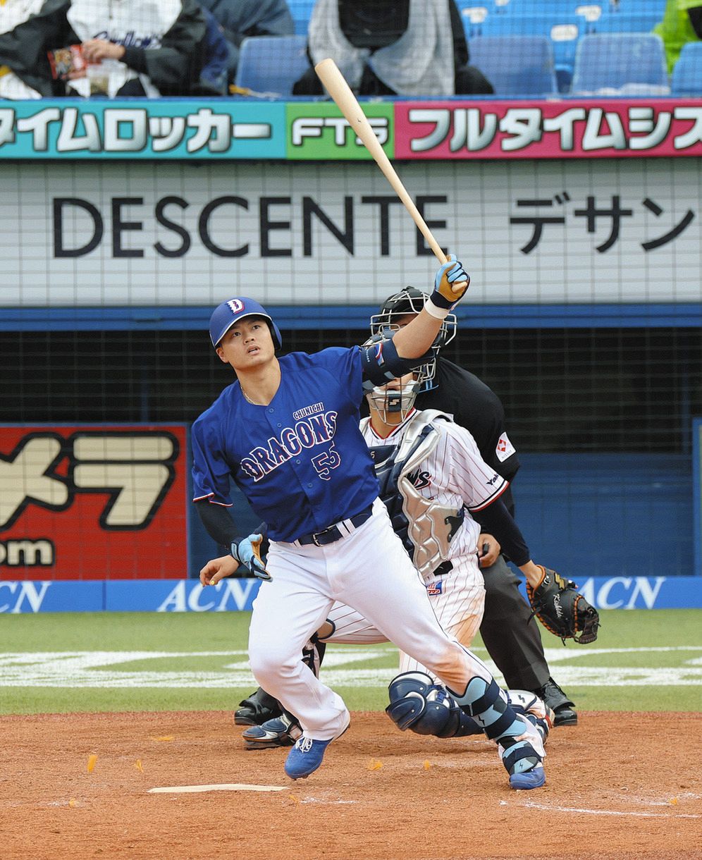5回表2死二塁、細川が左越え2ランを放つ