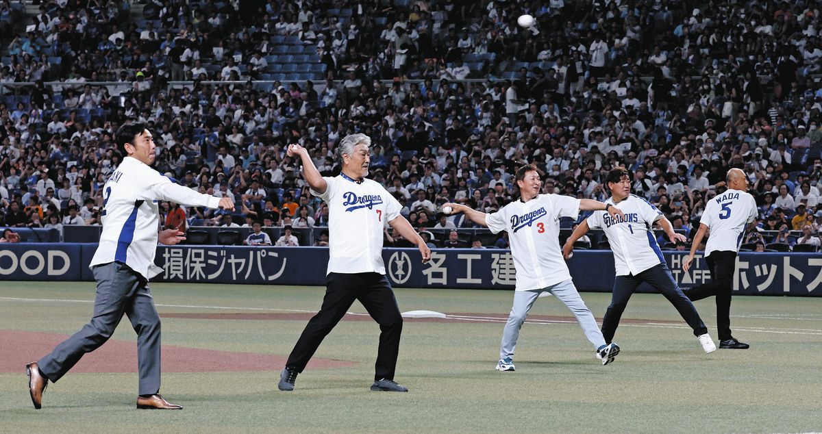 ファーストピッチを務める（左から）荒木雅博さん、宇野勝さん、立浪和義さん、福留孝介さん、和田一浩さん