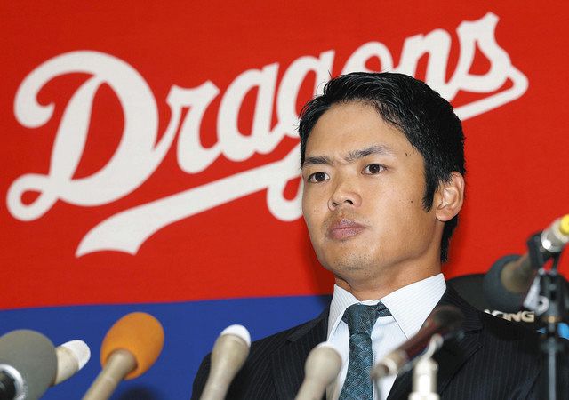 契約更改し、険しい表情で記者会見する根尾