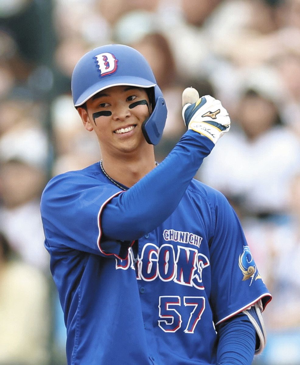 ６回表、適時打を放ちポーズをとる花田