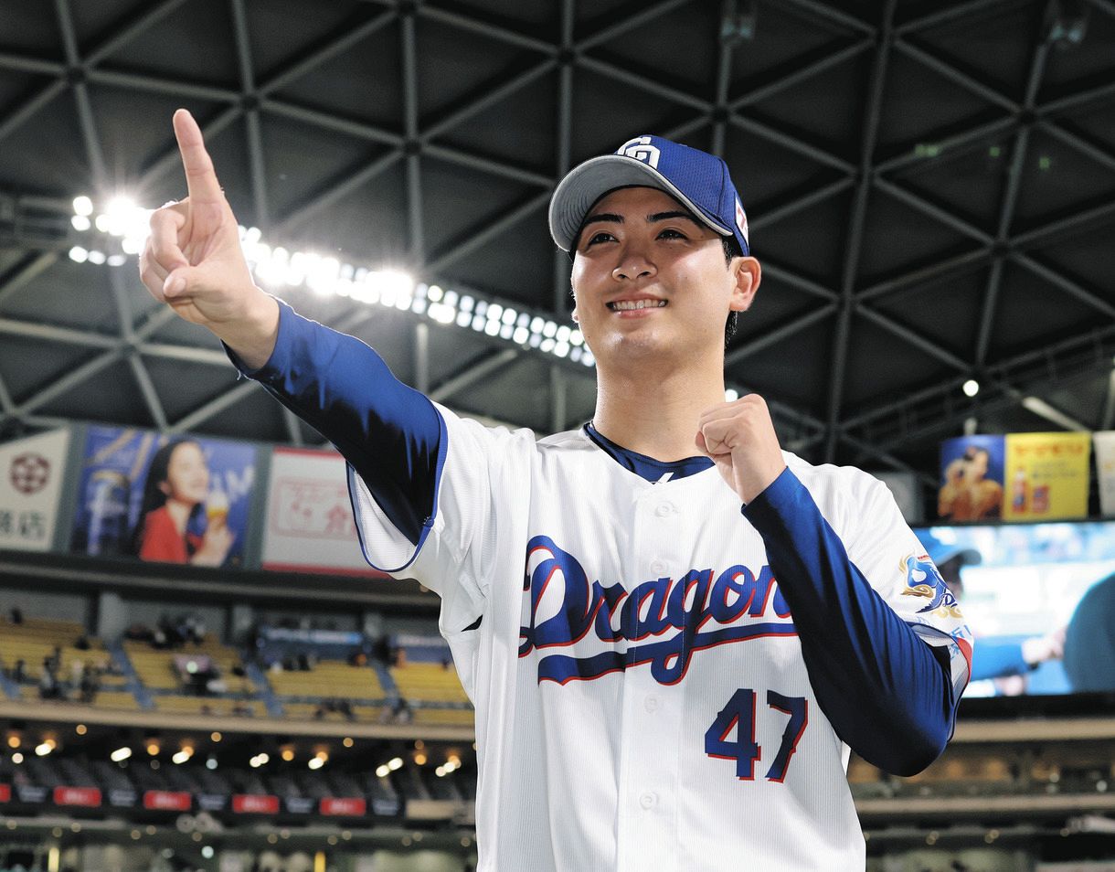 プロ初勝利を挙げ、ポーズをとる吉田
