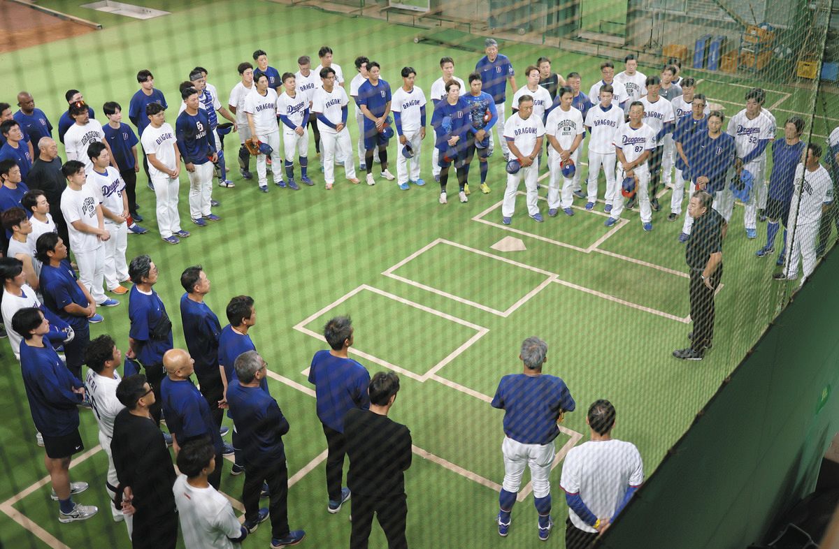 選手やコーチらにあいさつする井上監督（中央右端）