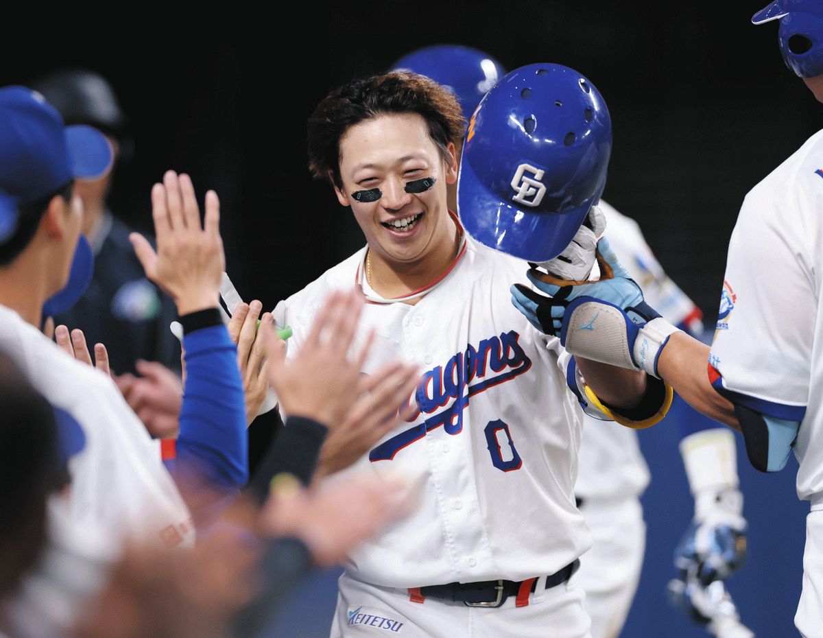 ２回裏、左越え２ランを放ちナインに迎えられる辻本