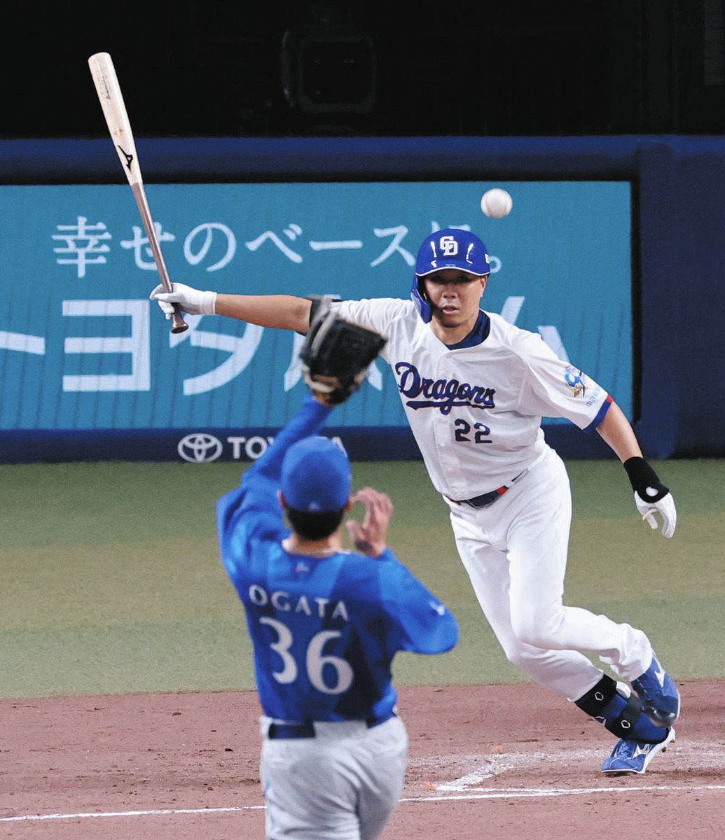 ２回裏２死二、三塁、大野が中前２点打を放つ。投手尾形