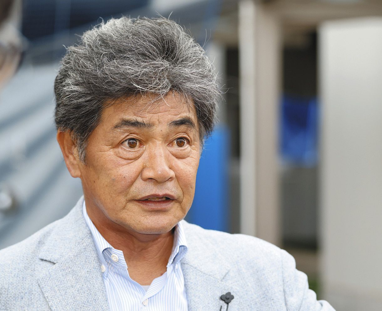 ミーティングのためナゴヤ球場を訪れ、記者の質問に答える中日の工藤新監督