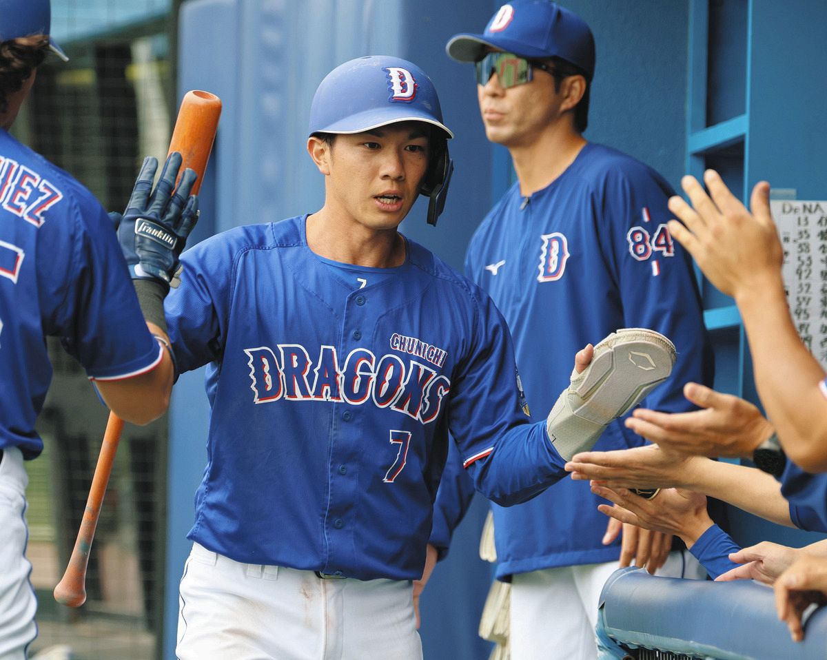 ３回表、能戸の適時打で生還した福永