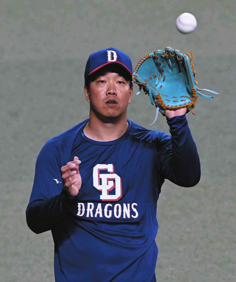 外野グラウンドで練習する柳