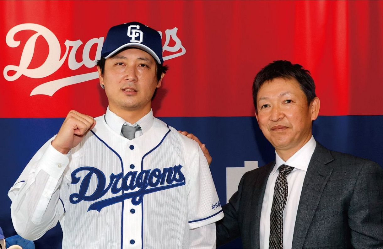 楽天から移籍、ドラゴンズのユニホームに袖を通して記者会見する涌井。右は立浪和義監督＝２０２２年11月25日、名古屋市東区の球団事務所で（益田樹撮影）