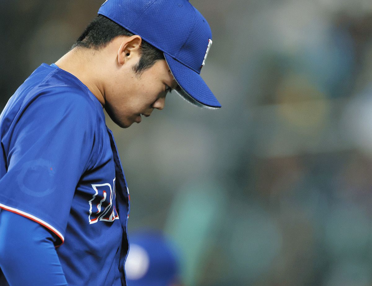 ７回を終え、厳しい表情でベンチに戻る根尾