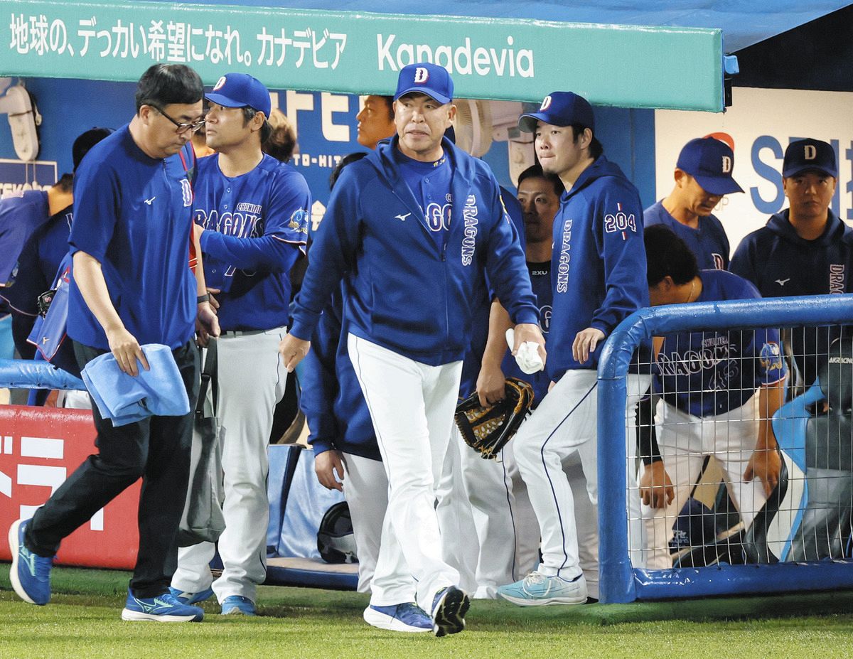 ヤクルト－中日　ヤクルトに連敗し、引き揚げる井上監督