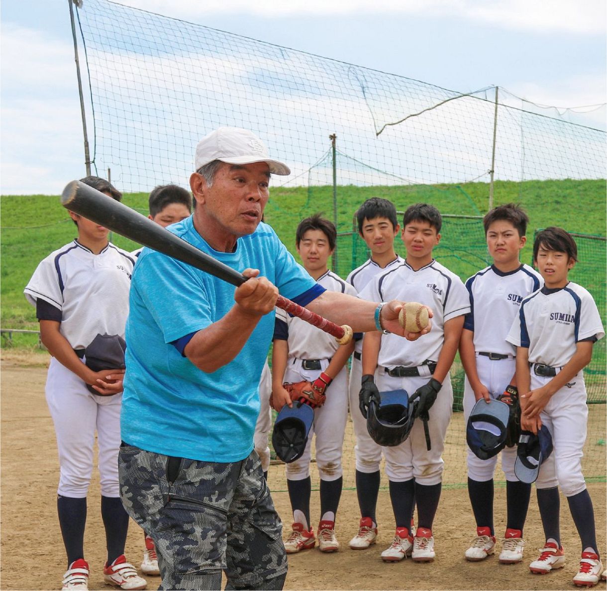 熱心に指導する中尾さん＝いずれも埼玉県三郷市で（伊東朋子撮影）