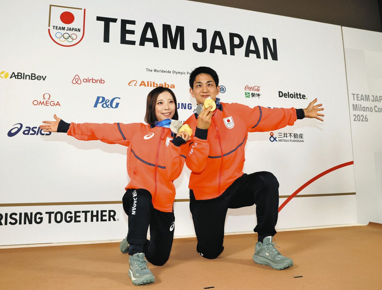 ペアフリーから一夜明け、金メダルを手にポーズを決める三浦璃来（左）、木原龍一組（布藤哲矢撮影）