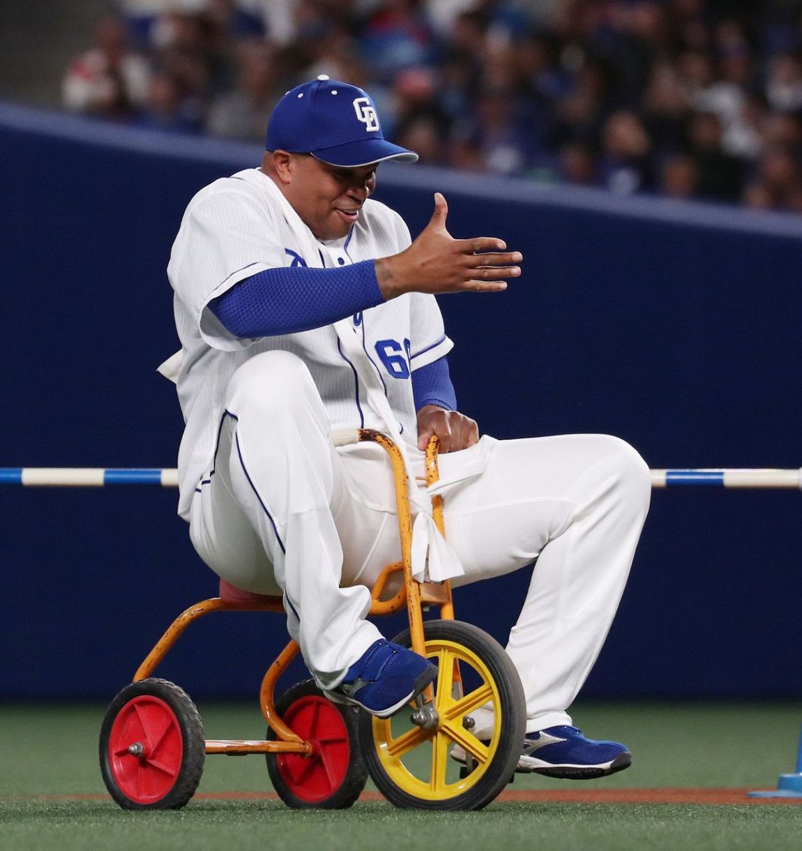 2019年の中日ファンフェスタ「グラウンド障害物リレー」で、三輪車に乗るビシエド