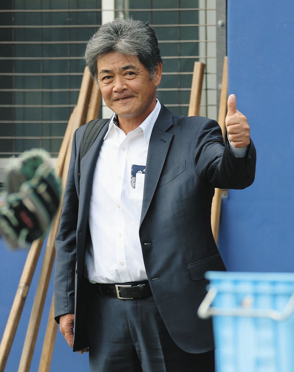 打撃練習する岡林に声をかける工藤新監督