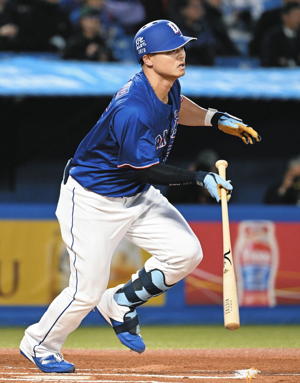 ヤクルト―中日　１回表１死一、二塁、細川が先制の右翼線適時打を放つ