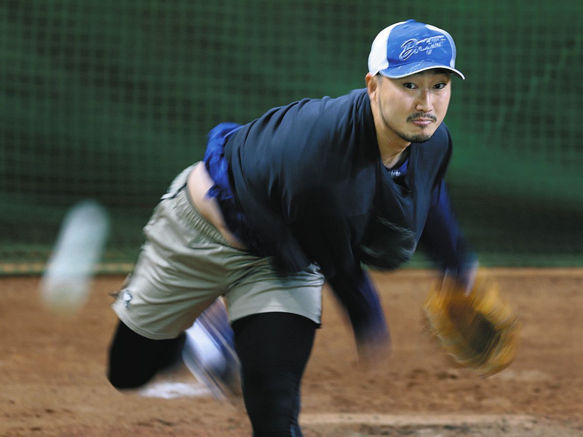 ブルペンで投げ込む藤嶋