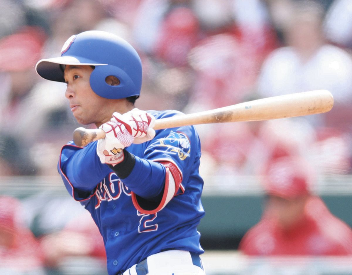 １回表１死、田中が左翼線二塁打を放つ