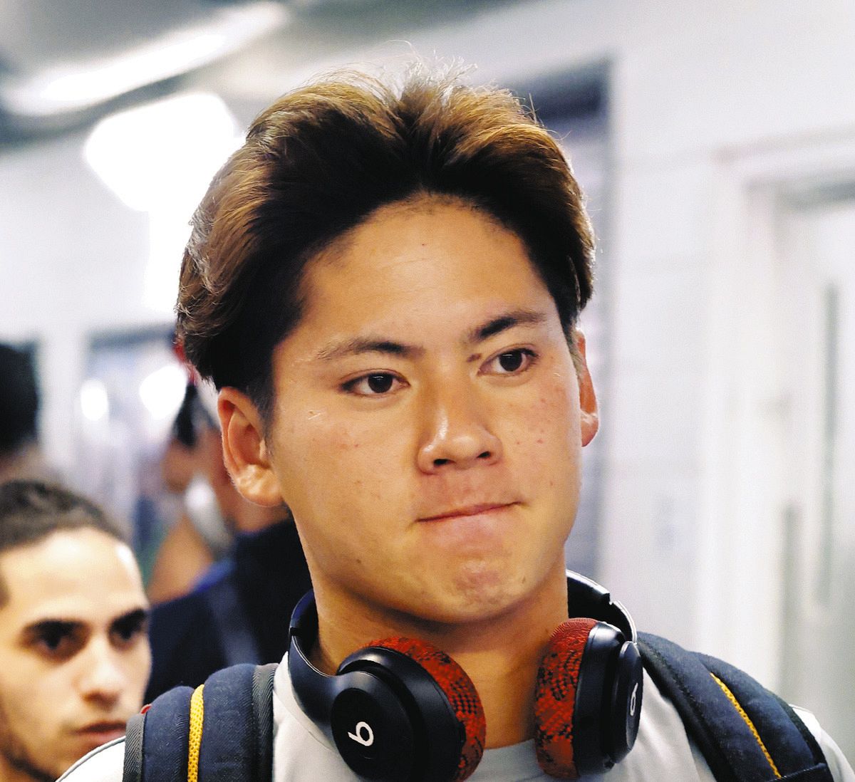 厳しい表情で球場を後にする金丸